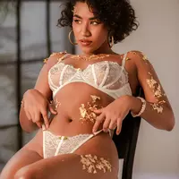 Ambra Cohelo (saray-cum)