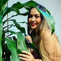 Naomi-curvy69