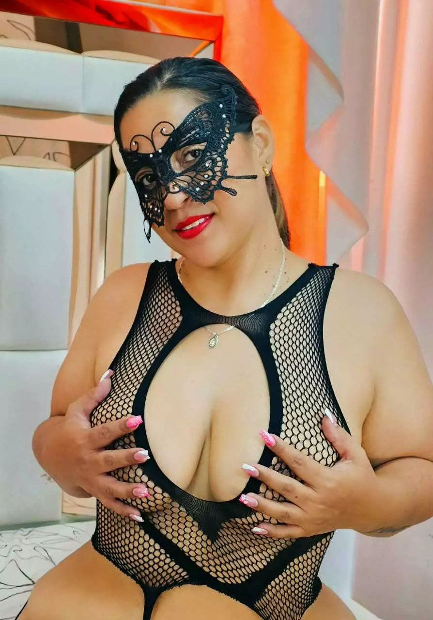 naomi-curvy69 profile