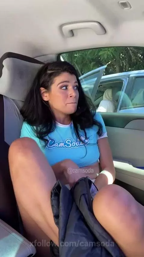 Receptionist busted jilling in the parkinglot  🤪🤪🤪 by camsoda