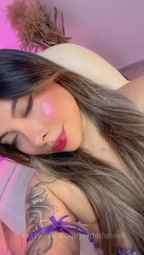 sexy Colombian woman with a mesmerizing gaze thanks to my bl... by jaydedanne