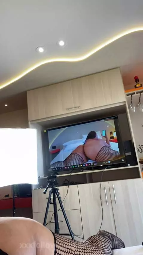 If you like how my ass vibrates, imagine how my pussy vibrat... by hannamiills