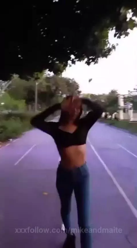 mujer coqueta, hermosa haciendo si pasarela by mikeandmaite