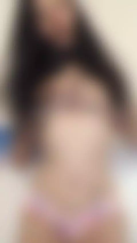 sexy chica sola en casa 👸🏽💕💗 by mikeandmaite