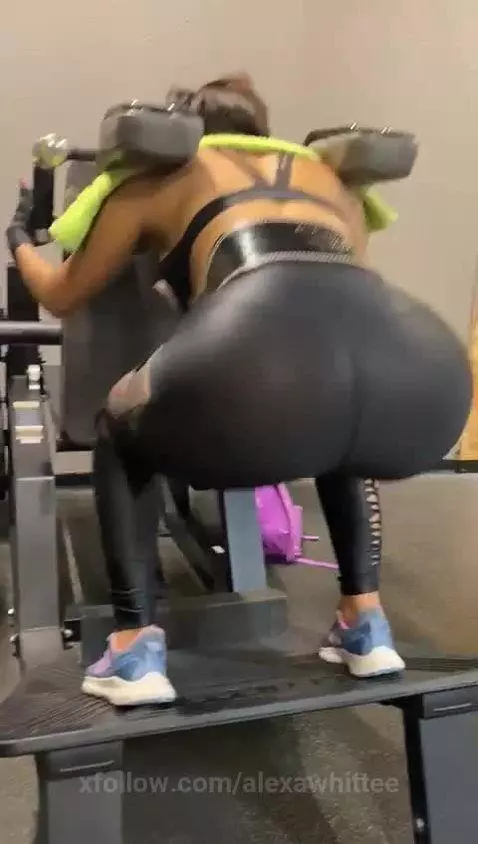 Preparing my legs for the pose that I like the most 😳 by alexawhittee