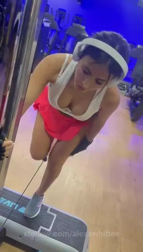 I feel like guys can't stop staring at my boobs 😂😶 by alexawhittee