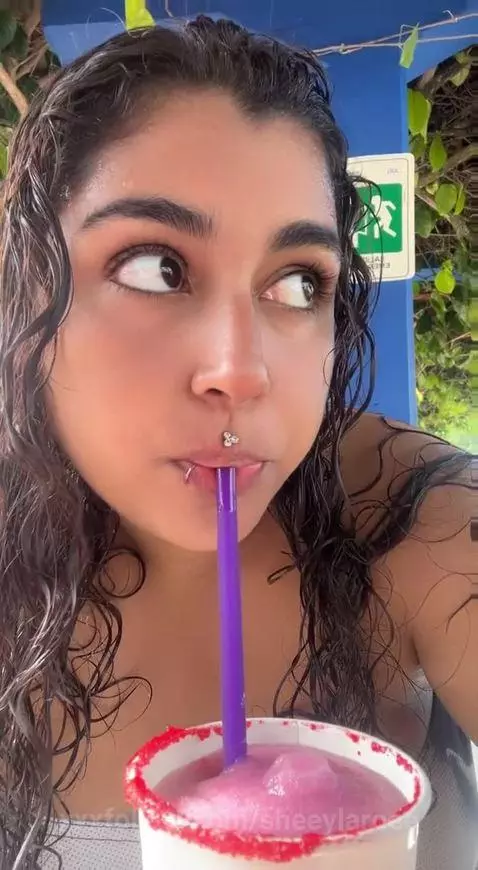 yo mirando lo que me voy a comer 😈 by sheeylaroee