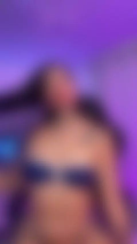 Latina waiting for you by louanebour