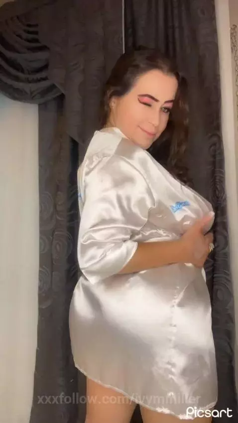 a sensual little dance 
#milf #camsoda #latinahot #bigboobs ... by ivymmiller