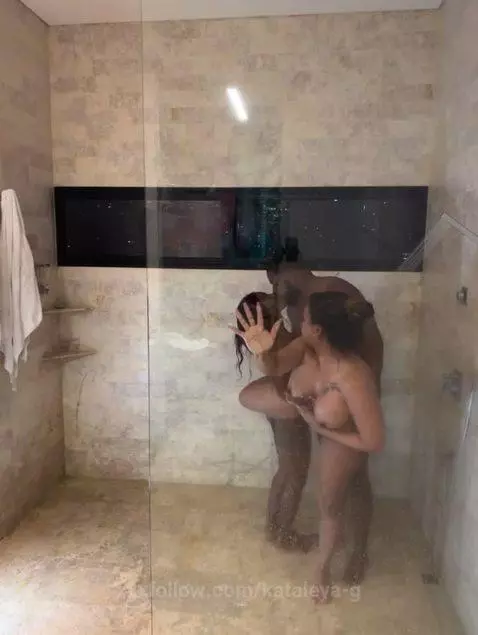 tiempo de ducharnos💦💦 by kataleya-g