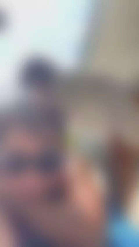 mi amiga poniendome bronceador by kataleya-g