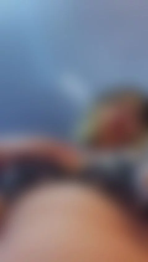 You know that feels good? an intense kiss on the bee spot! by albaandthayron