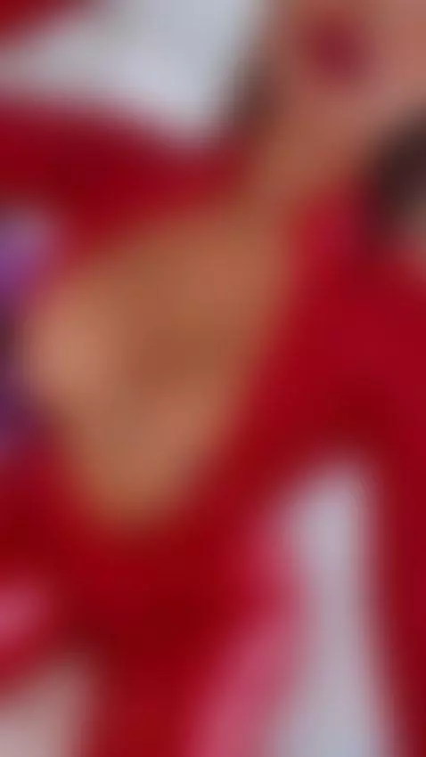 Get on your knees for your queen!! by emilyleah