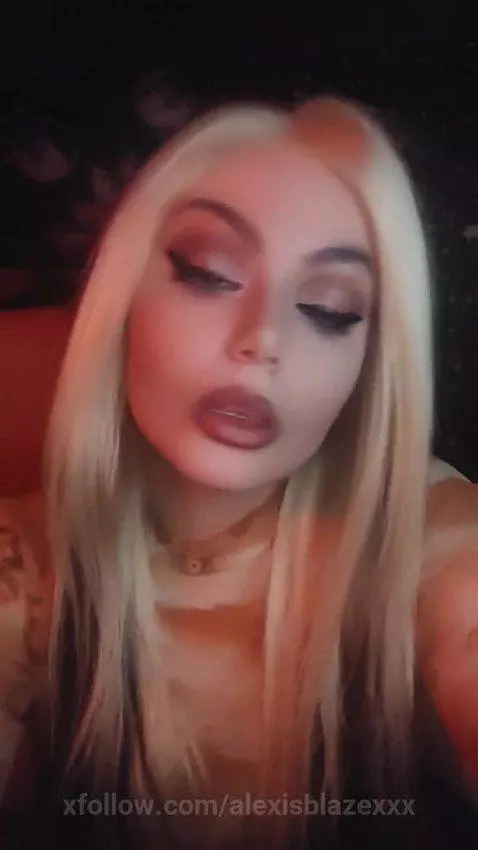 Hi 🖤 by alexisblazexxx