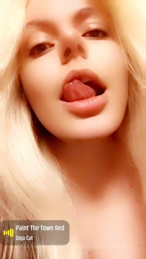 Come hang out on camsoda with me in an hour 🖤 by alexisblazexxx