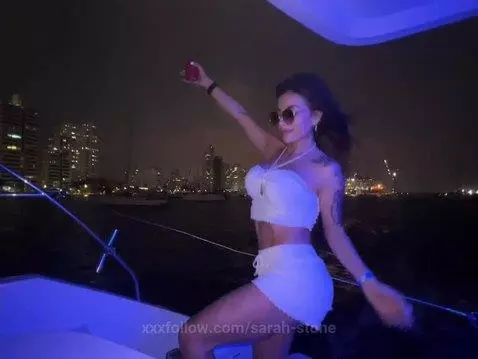 Hi guys here being happy ! and now that I'm back, I'm so hor... by sarah-stone