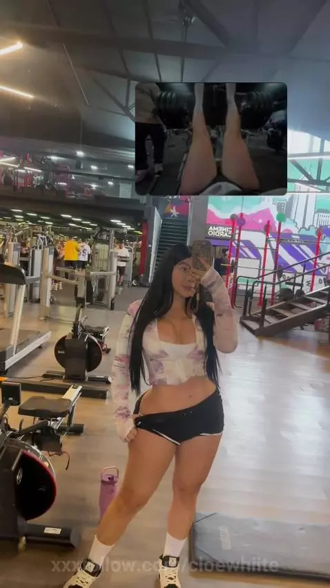 making myself prettier for you at the gym🤤 by cloewhiite