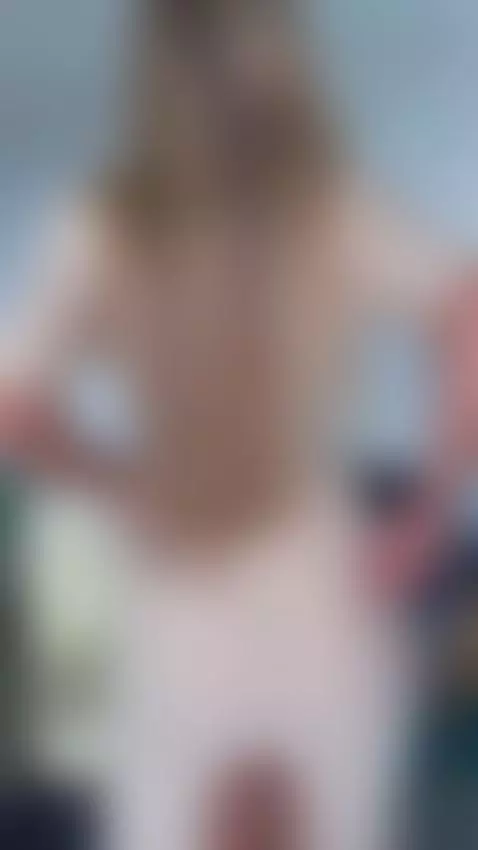 te enseño lo que hay bajo mi vestido 😈 ya me sigues? by lindadelavega