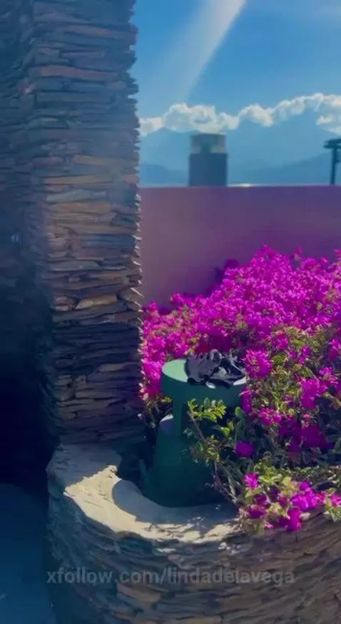 taking a shower in public by lindadelavega