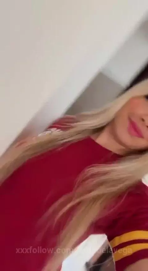 Do you want to see what's under my dress? by lindadelavega