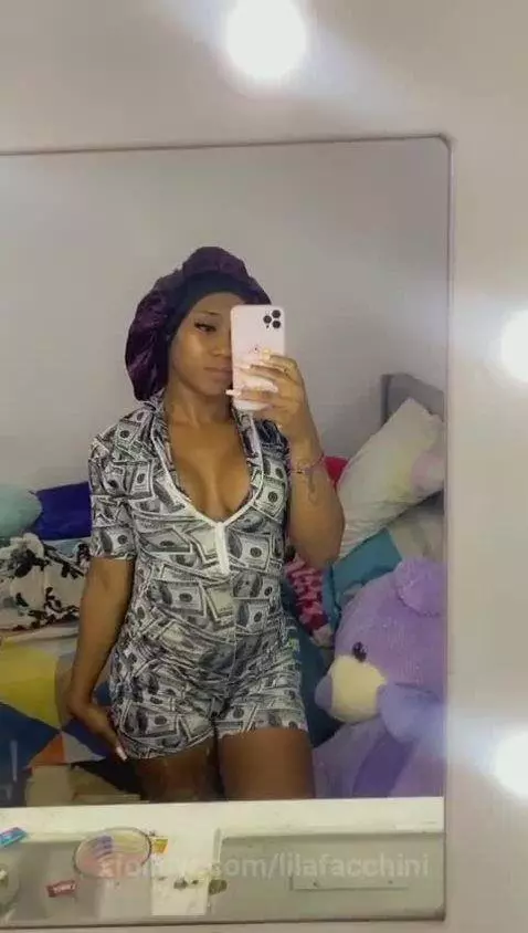 It's hot, take off my clothes and don't forget to follow me ... by lilafacchini