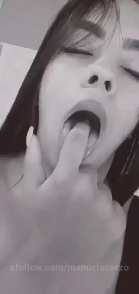 Mouth finger play. by manuelacorzo