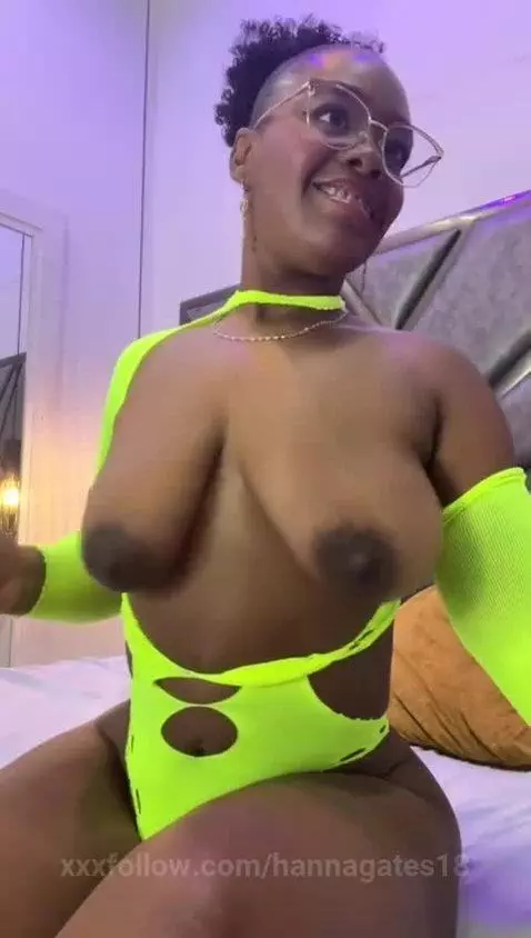 My curves and my moans are waiting for you in my show 😏🔥 by hannagates18