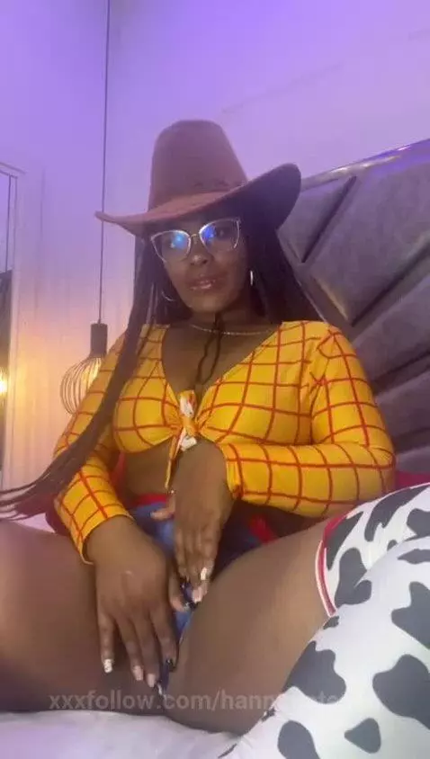 I promise I’ll behave… unless you say boo 👻💋 by hannagates18