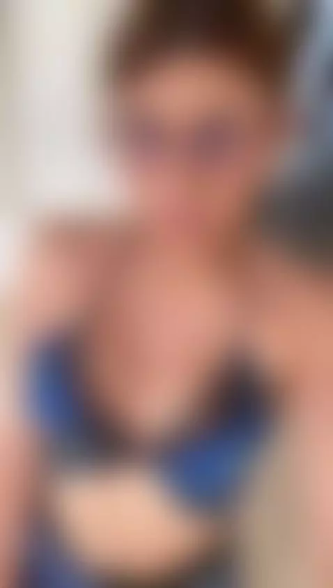 Come see me !!! @karenmatwel by lux-nova01