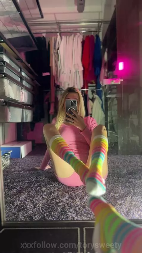 How do you like my feet? #footfeetish #blonde #bigass by torysweety