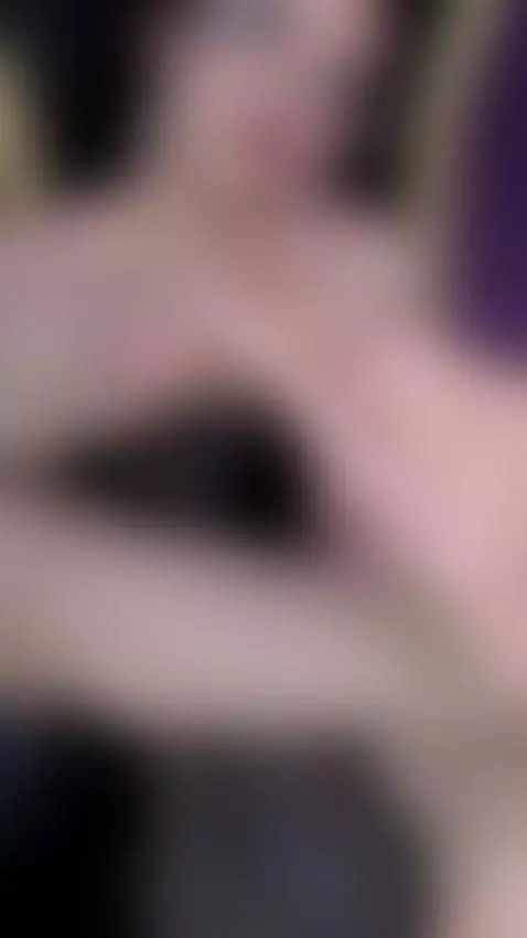 I want my slave to lick me and kiss my feet by jade-16