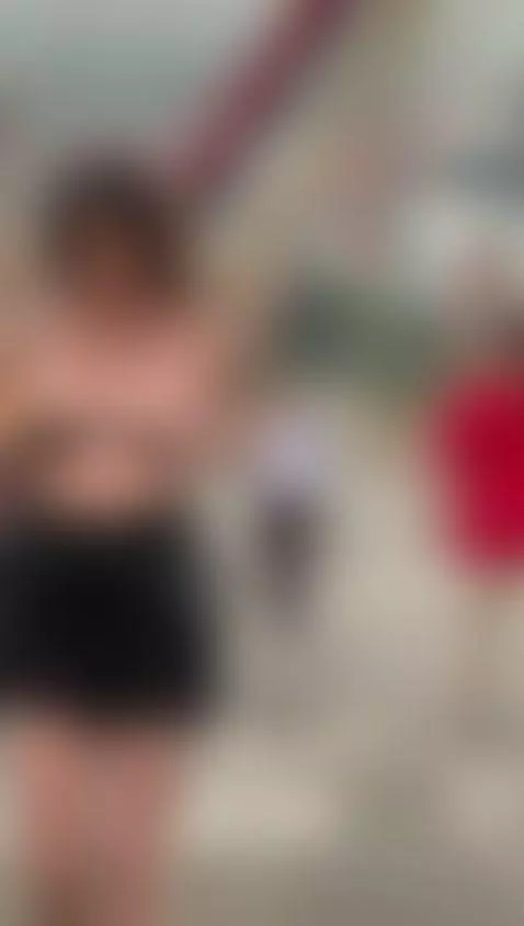 The boy behind doesn't stop looking at me 😈 by elian-jay