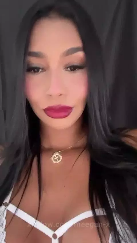 SEXY LIPS ♥ DO U WANNA KISS ME OR BITE ME ?? by meegan-x
