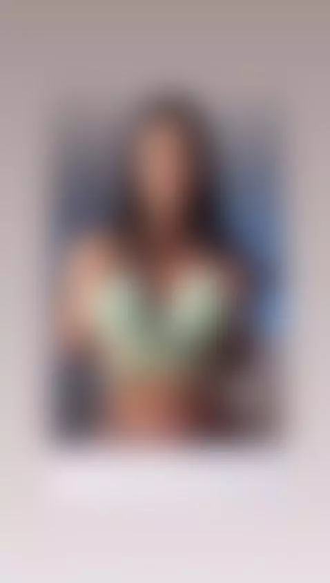 Beautiful, daring and with a beautiful body ... I'm perfect ... by meegan-x