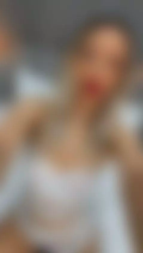 I want my ass to be spanked until it turns red like my lips👅... by emillybronte