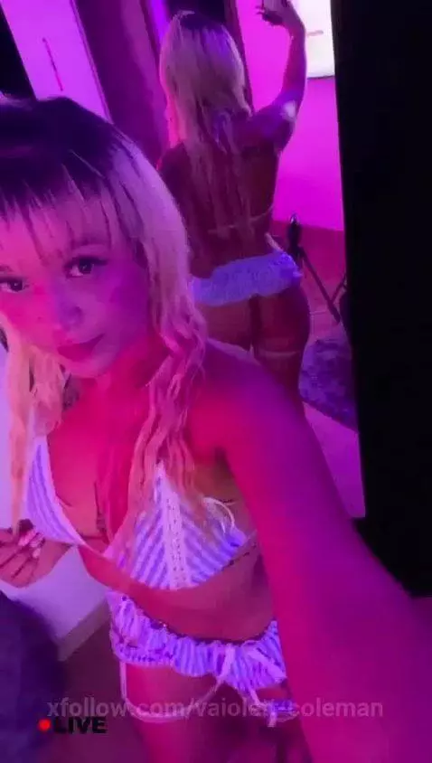 My turn 🖐Hii by vaiolett-coleman