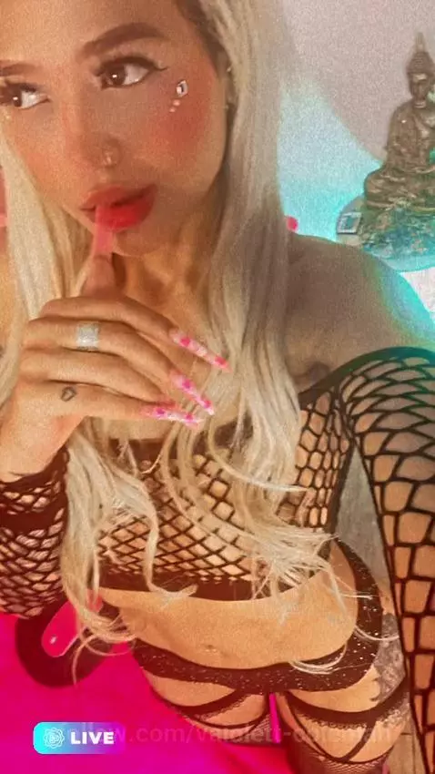 Morning guys. Online now by vaiolett-coleman