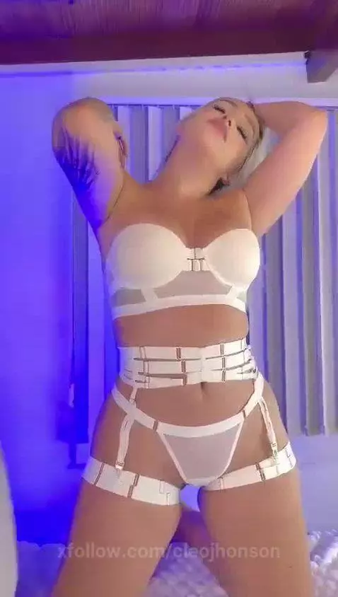 you make me hot ! by cleojhonson