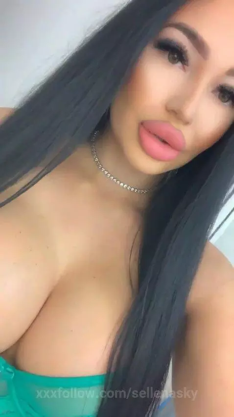 Hey hey heeey, who's ready to join me online 💋😘😘😘 by sellenasky