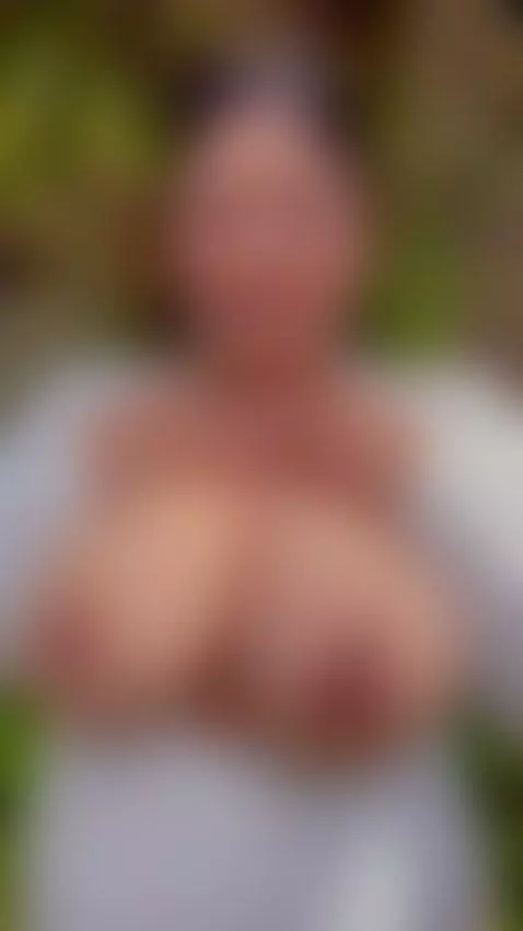 you wanna play with my big tits? visit me check the link on ... by leoniewinters