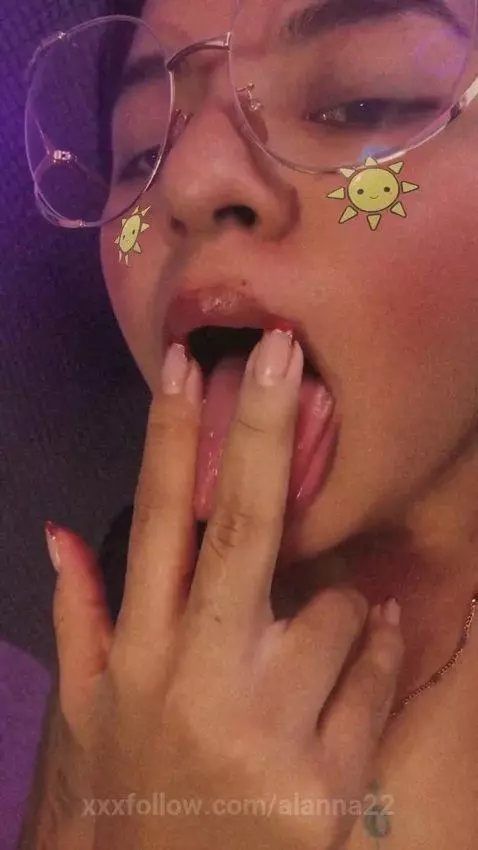 Te gusta con mucha saliva o poca ? 🤤🤤🤤 by alanna22