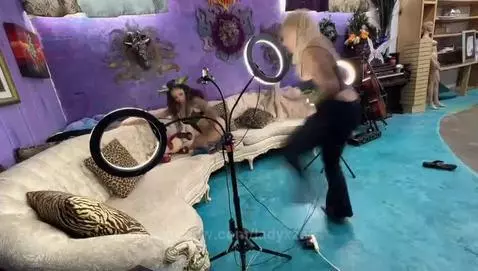 I’m gonna be doing more photos and videos of my friends 
🤤 b... by ladyxzee