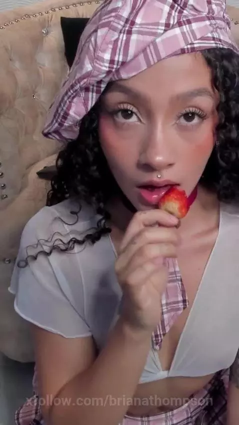 Quieres que comamos fresitas ? by brianathompson