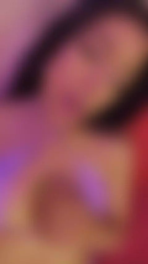 Tell me what you’d whisper in my ear right now 💬 by zarahfoster