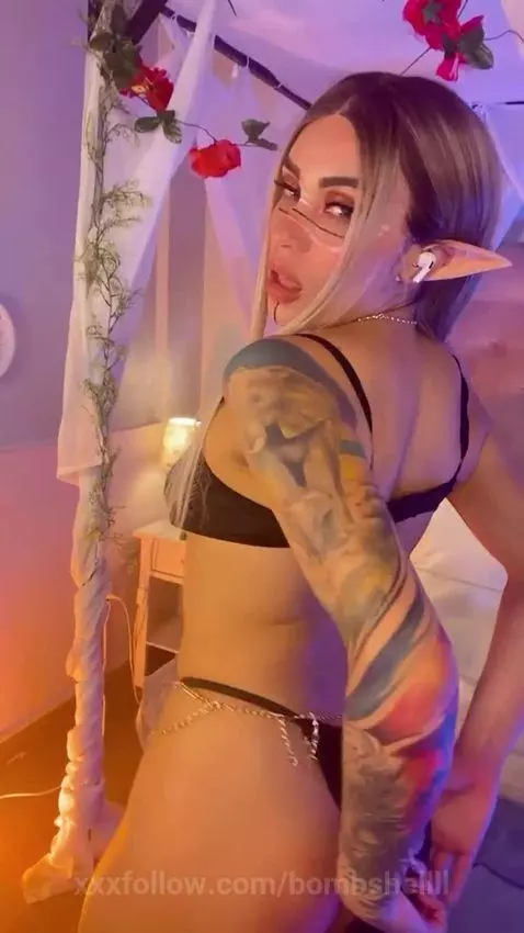 Come here and turn my ass red with your spanks 🔥 by bombshellll