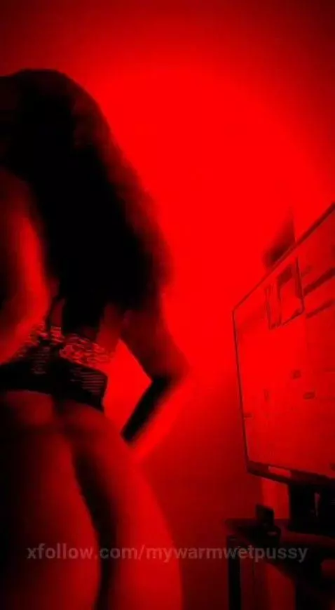 Play with the queen, ME! 👸🏻 by mywarmwetpussy