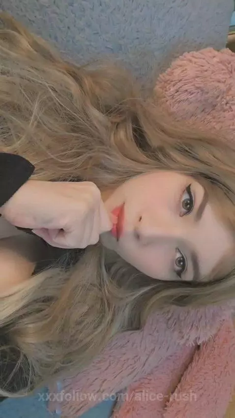 Do you give me a kiss? <.< by alice-rush