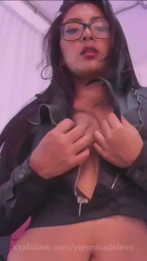 Latina leaves us wanting to see her tits by veronicadeleon