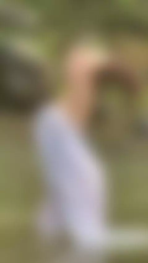 My towel almost falls by maddylennon