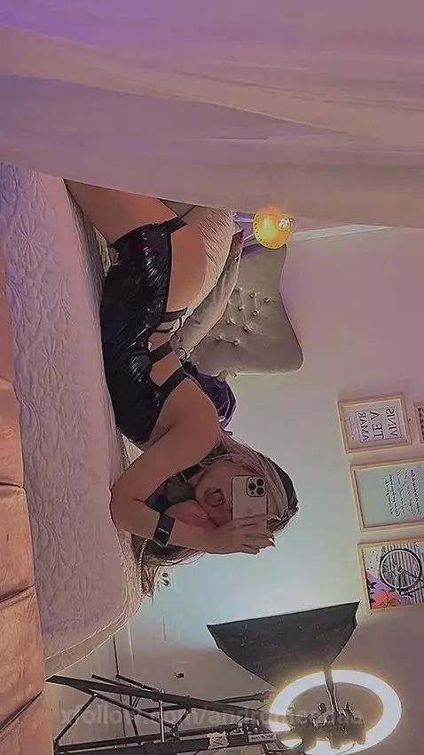 Do you like how sexy I look? by andromeedaa